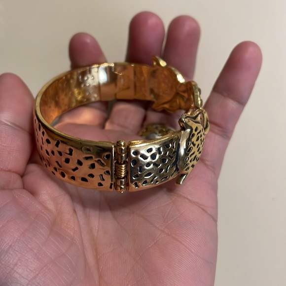 BOLD GOLDEN METAL AND BLACK PANTHER STYLE STATEMENT CLAMPER BANGLE CUFF BRACELET - Picture 5 of 7